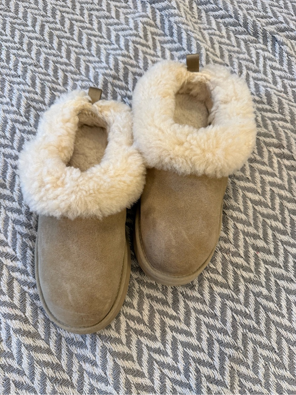 Cozy Shearling-Lined Women's Slip-On Boots - Tan size 5